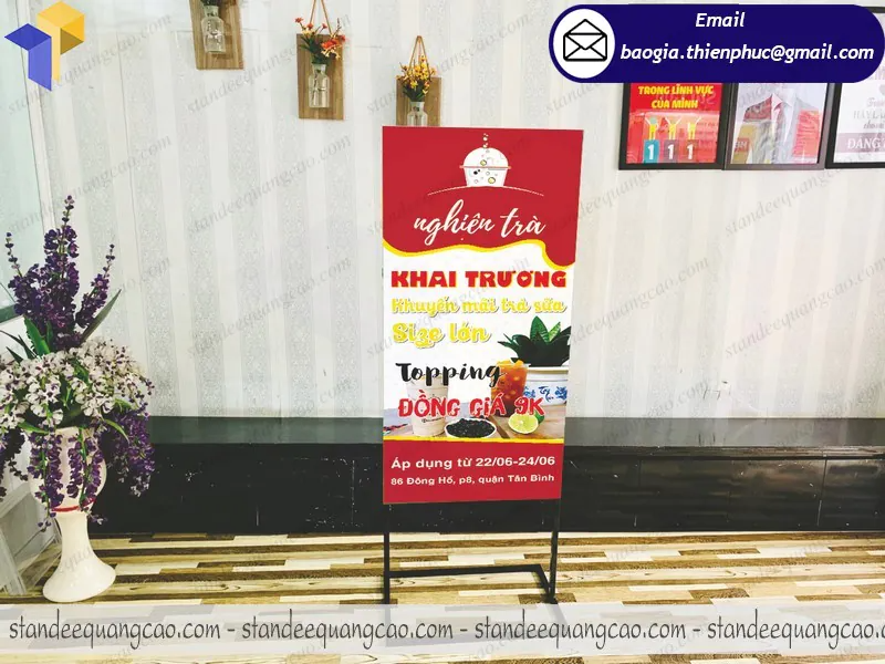 in ấn standee khai trương chân sắt