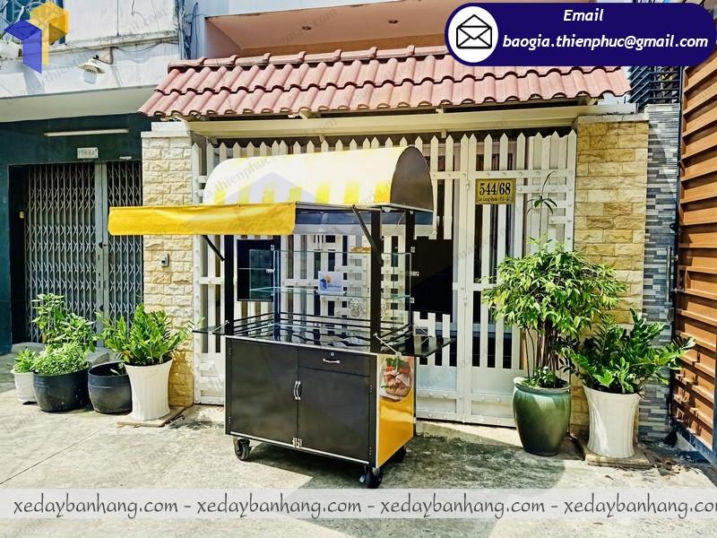 xe sắt bán bánh mì kẹp thịt di động